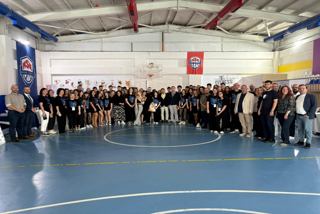 İzmir Demokrasi Üniversitesi Uğur Okullarında Düzenlenen Tanıtım Fuarına Katıldı